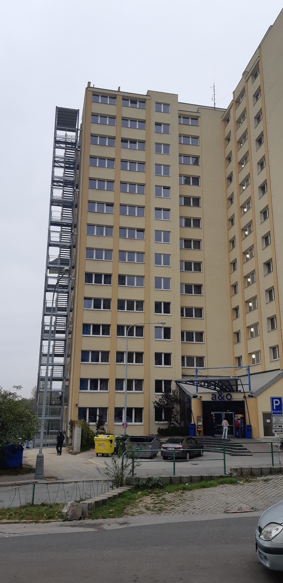 40metrové „schodišťové věže“ pro hotel A&O Praha