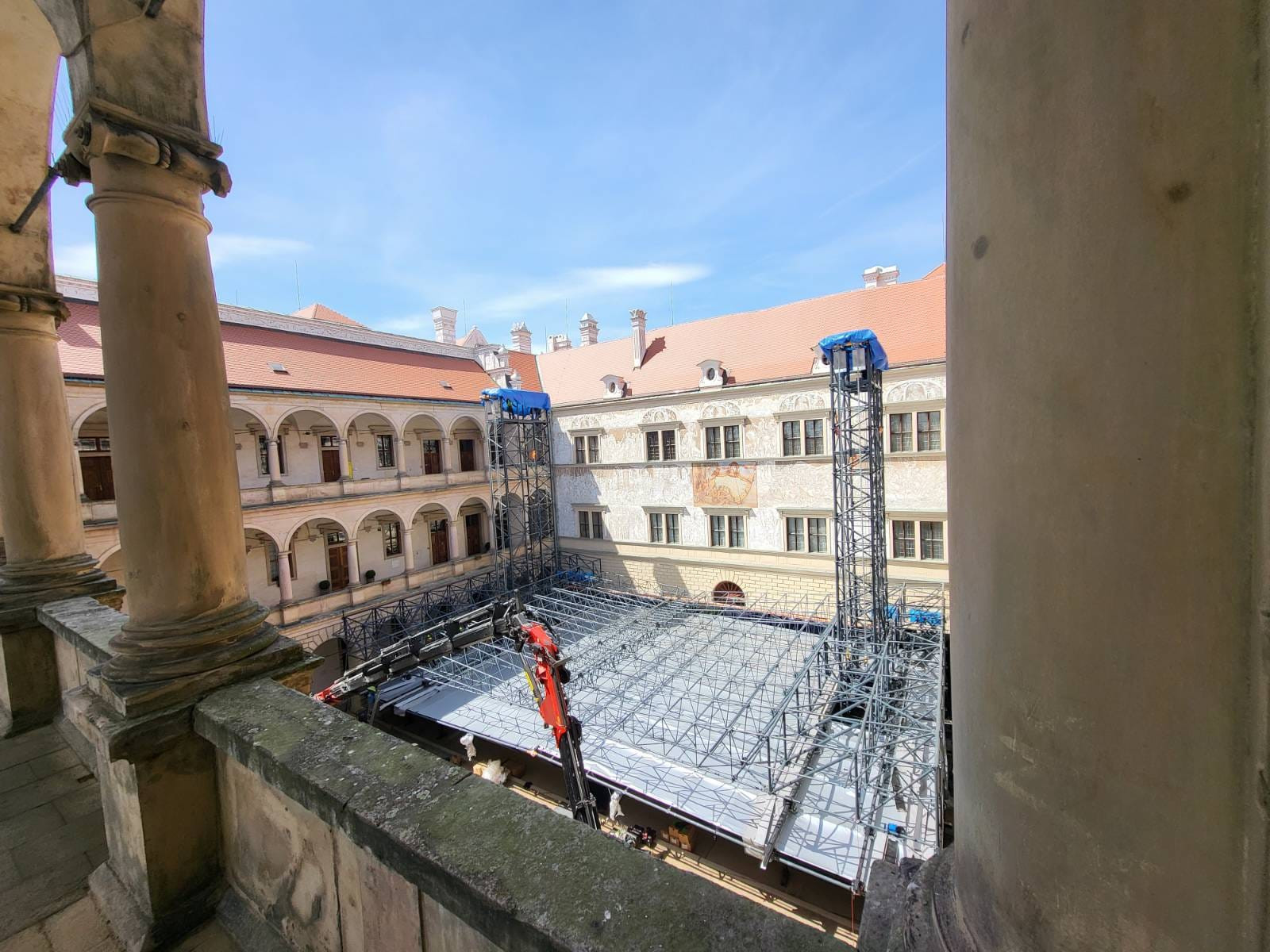 Ocelová konstrukce pro zastřešení hlediště a jeviště na II. nádvoří zámku Litomyšl