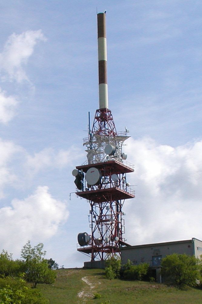 The replacement of antenna cantilevers on TV towers and masts