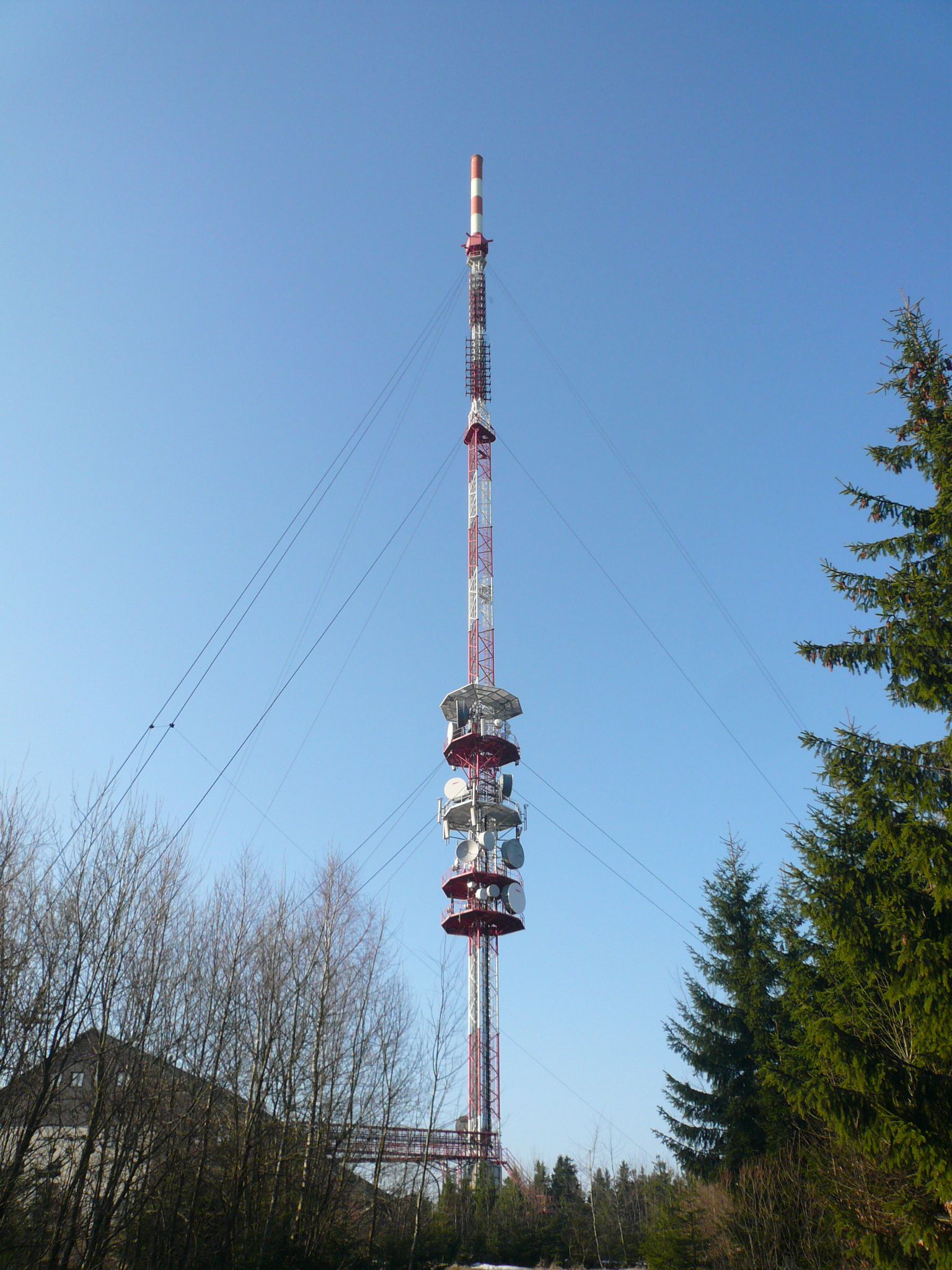 The replacement of antenna cantilevers on TV towers and masts