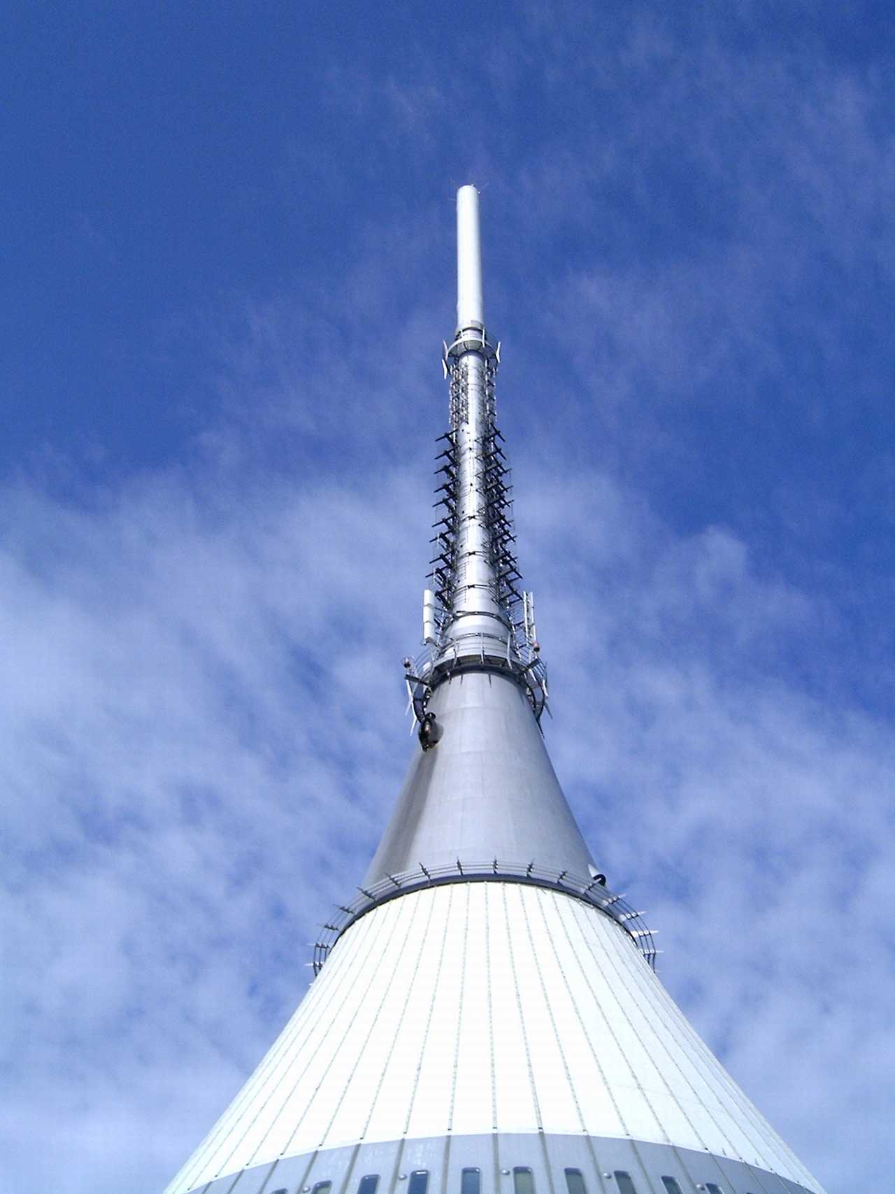 The replacement of antenna cantilevers on TV towers and masts
