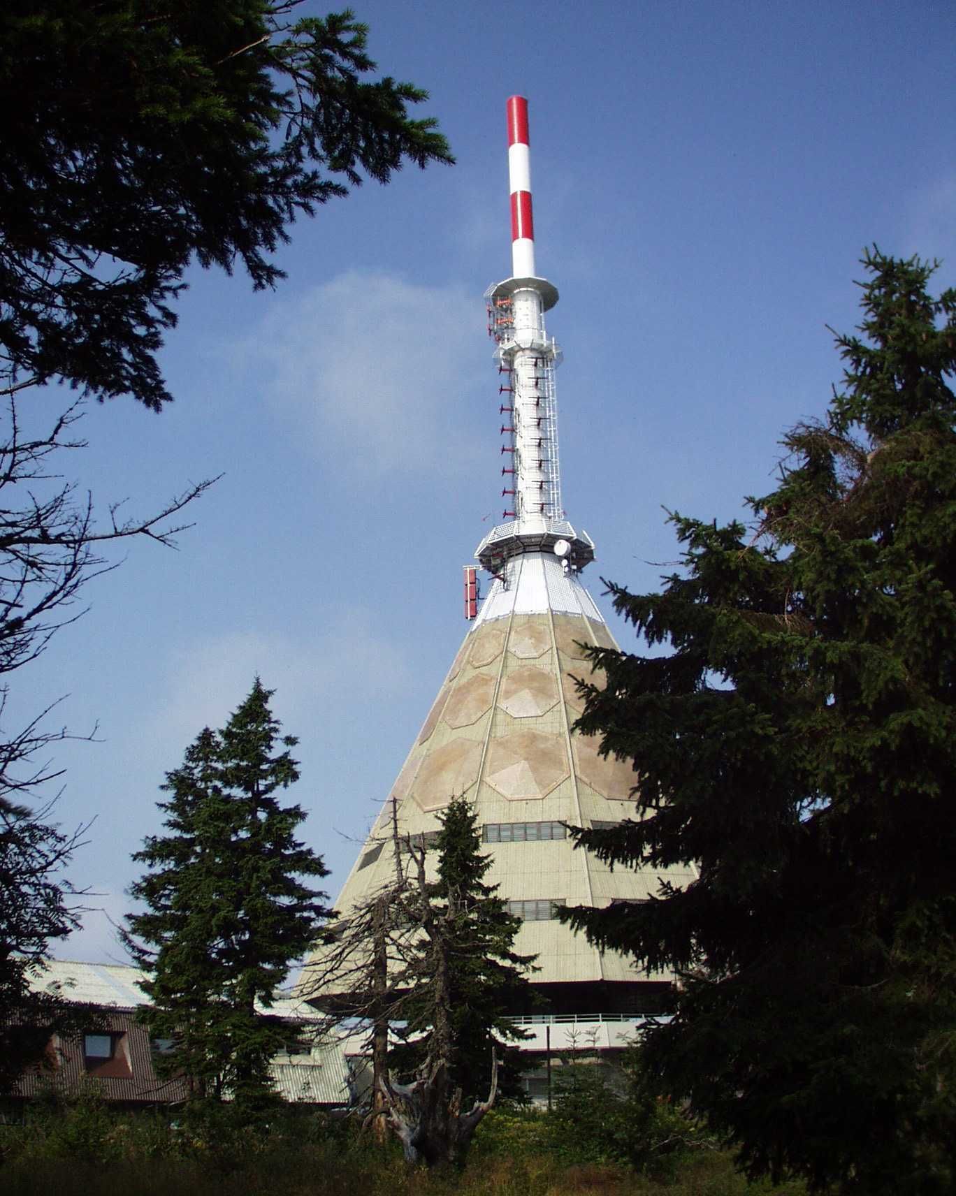 The replacement of antenna cantilevers on TV towers and masts