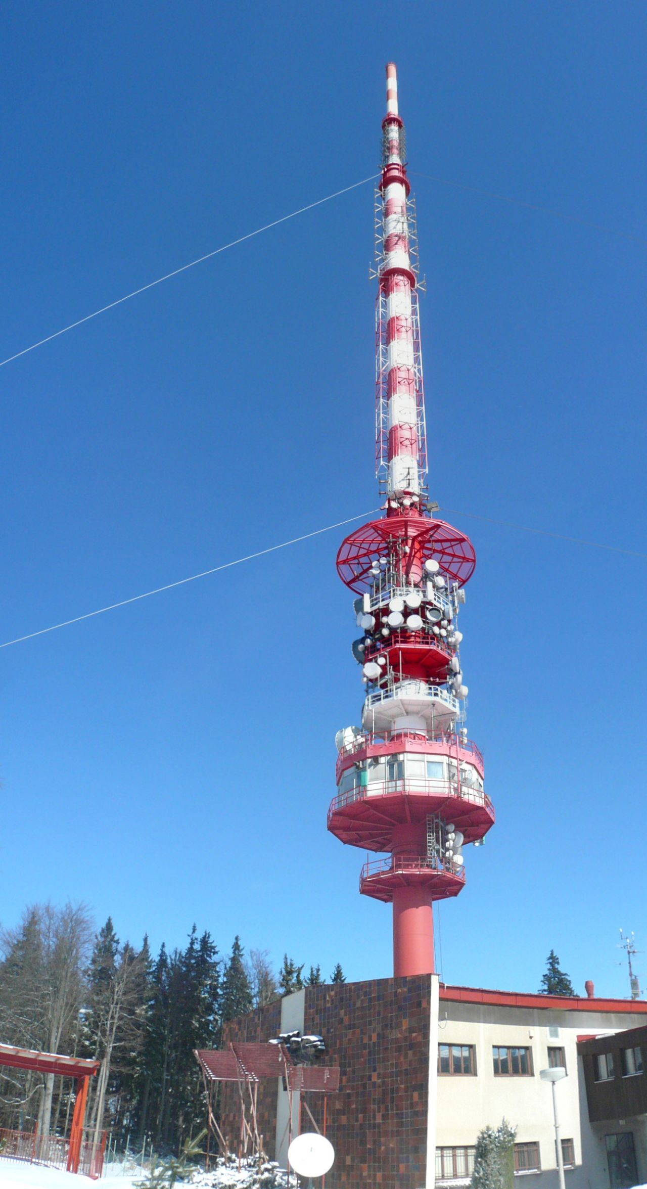 The replacement of antenna cantilevers on TV towers and masts