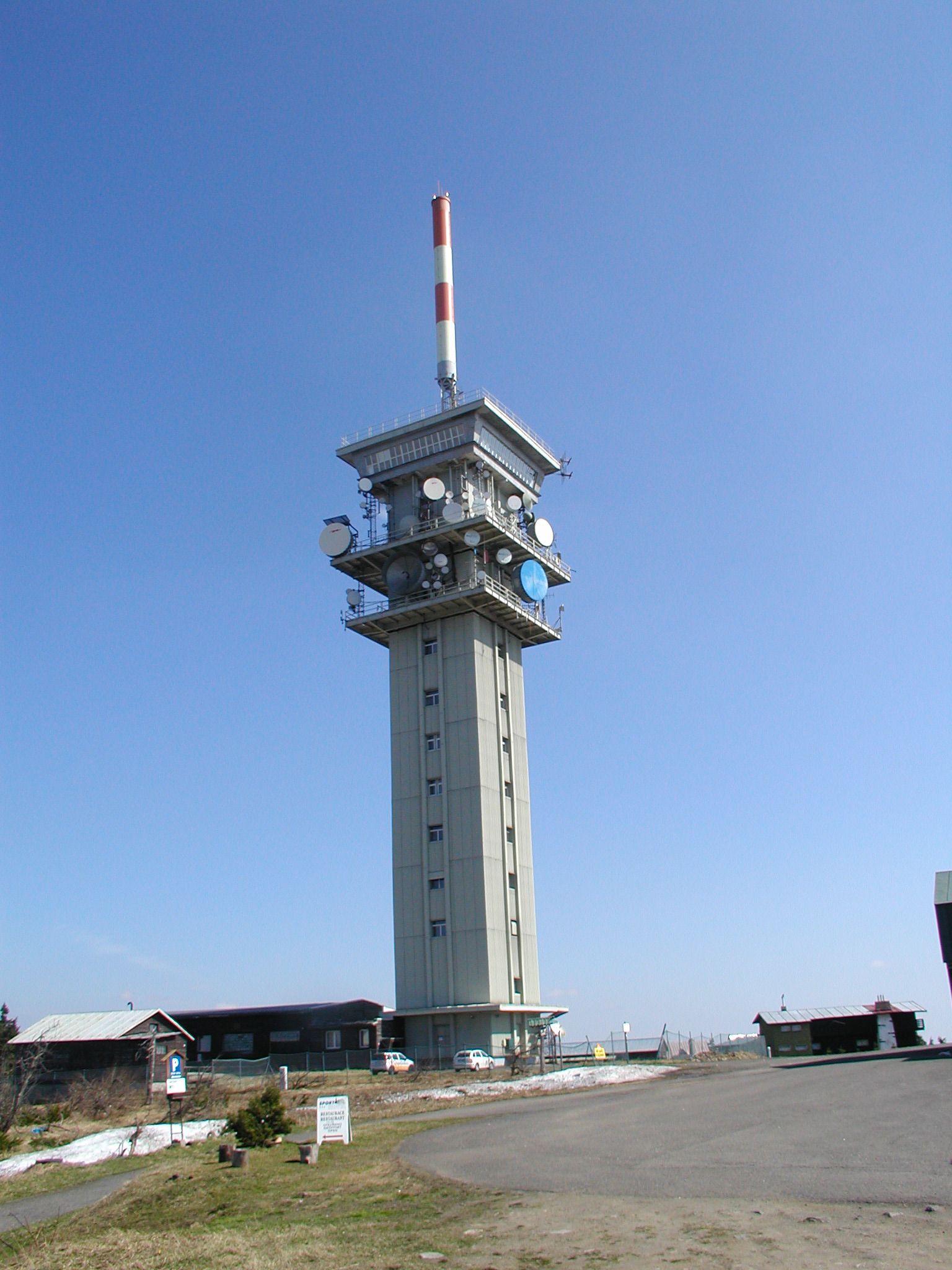The replacement of antenna cantilevers on TV towers and masts