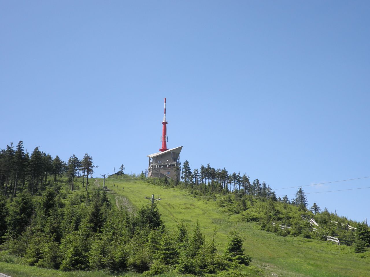 The replacement of antenna cantilevers on TV towers and masts