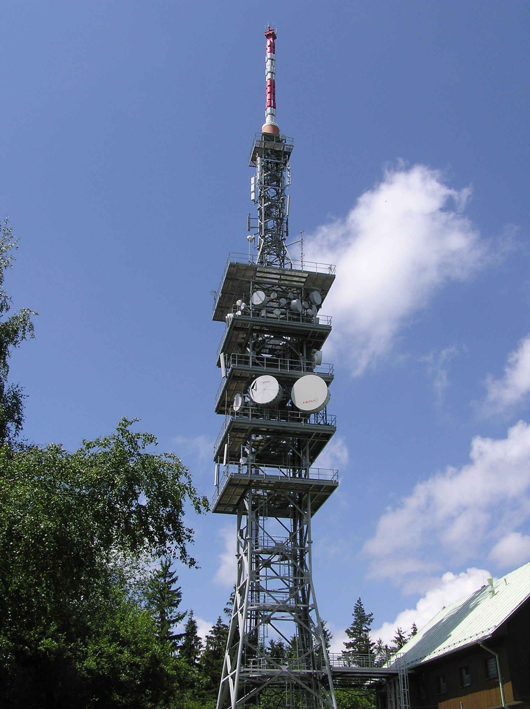 The replacement of antenna cantilevers on TV towers and masts