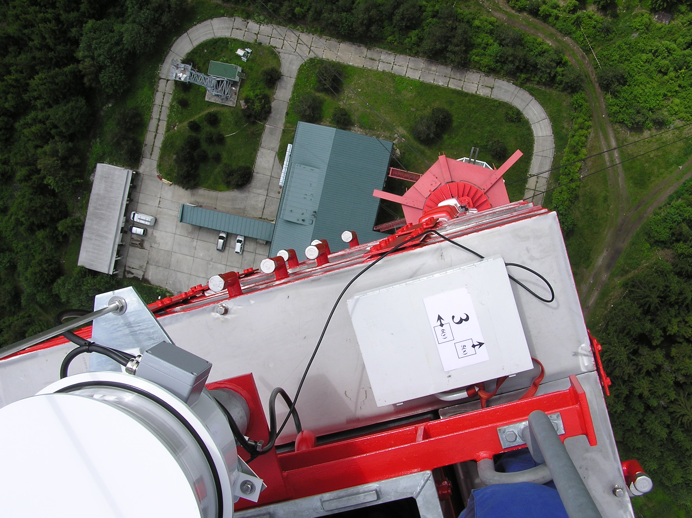 The replacement of antenna cantilevers on TV towers and masts