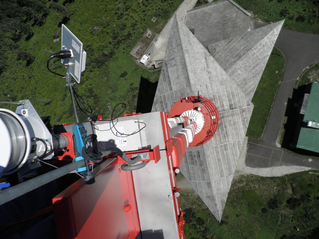 The replacement of antenna cantilevers on TV towers and masts