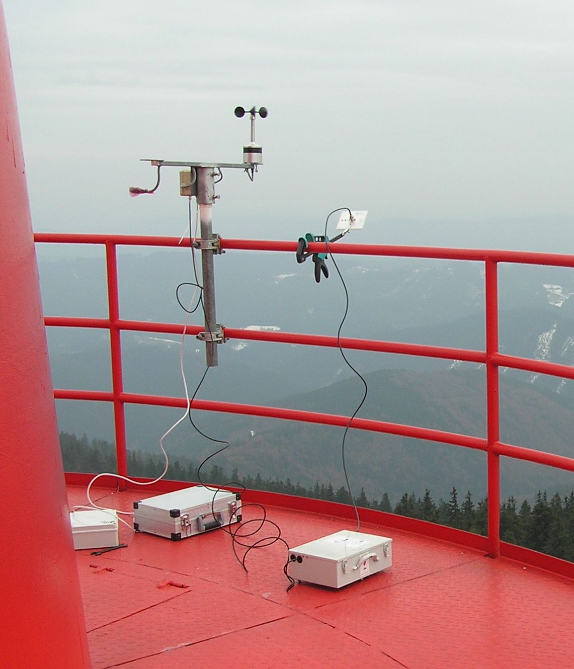 The replacement of antenna cantilevers on TV towers and masts