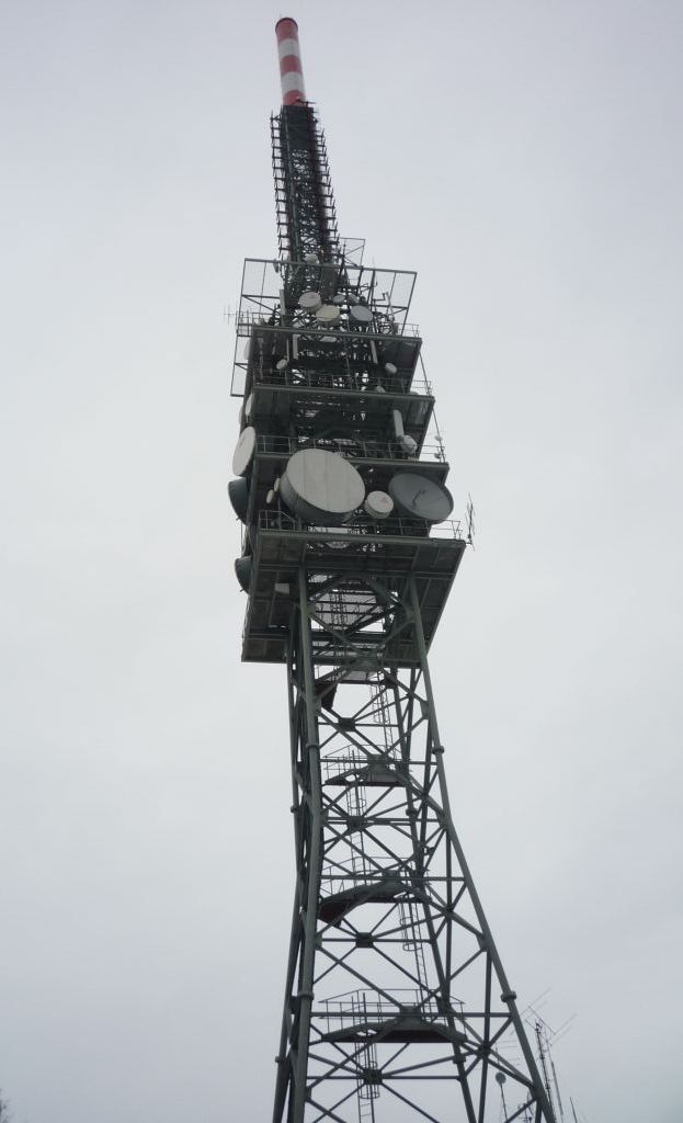 The replacement of antenna cantilevers on TV towers and masts