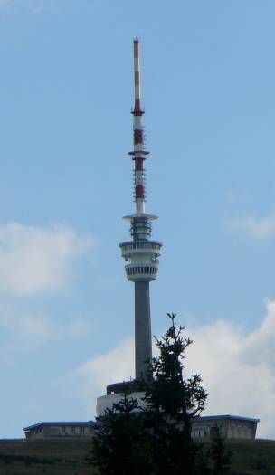 The replacement of antenna cantilevers on TV towers and masts