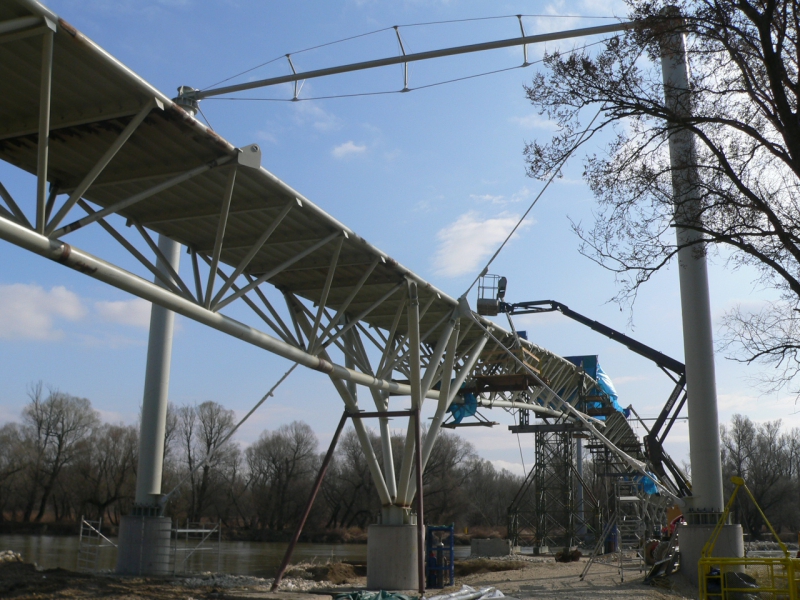 Prestressed steel structures