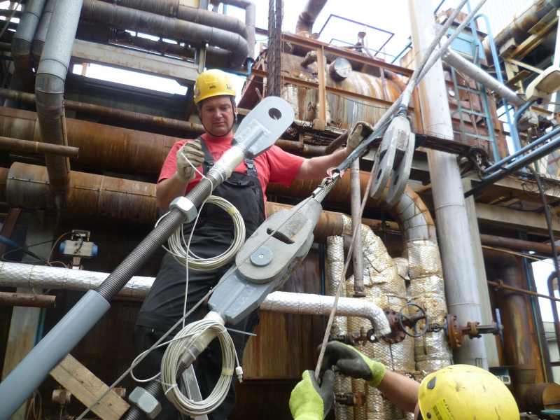 Prestressed steel structures