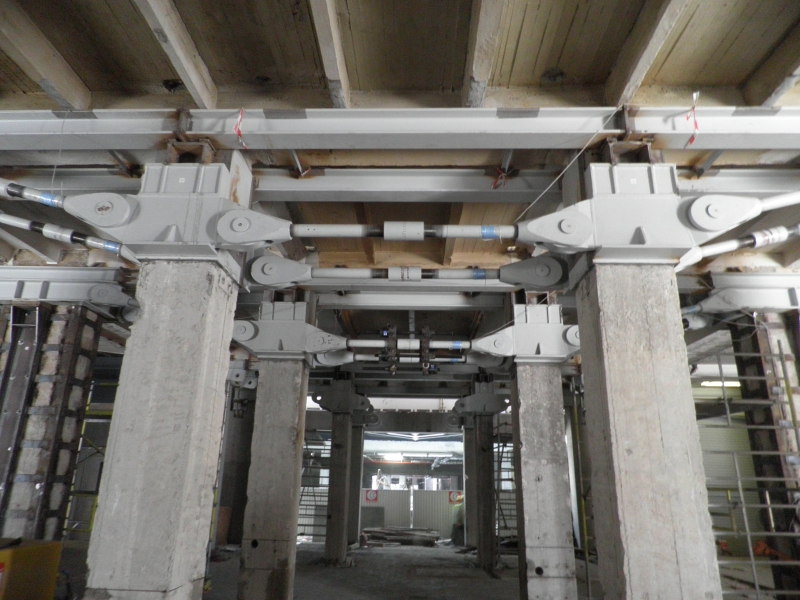 Prestressed steel structures