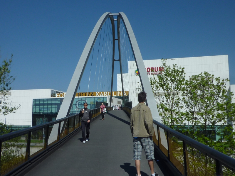 Prestressed steel structures