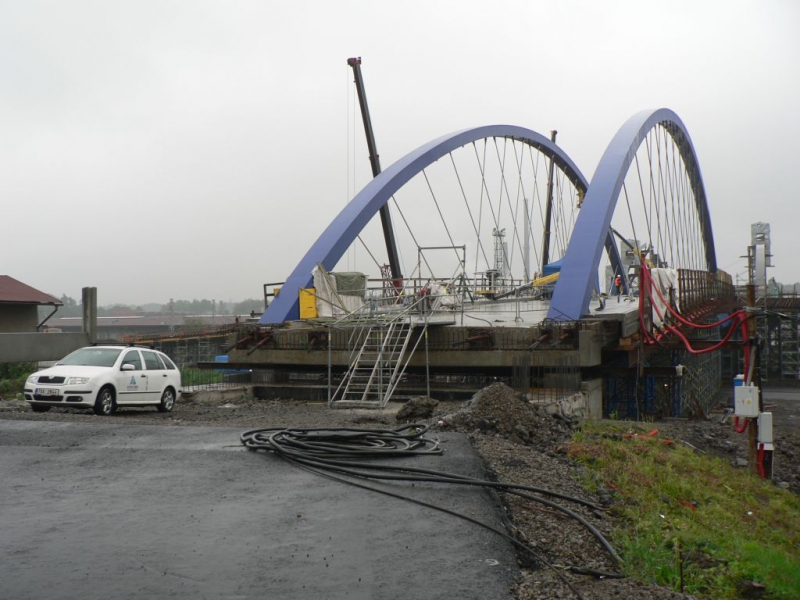 Prestressed steel structures