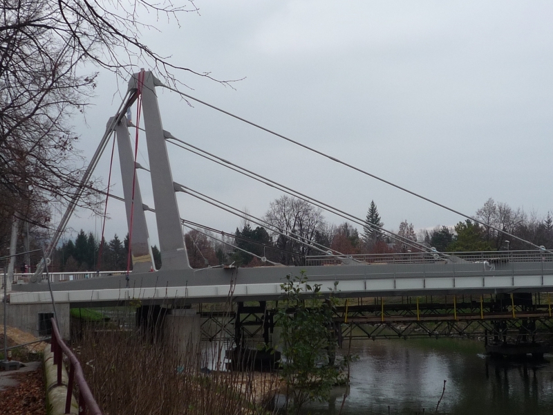 Prestressed steel structures