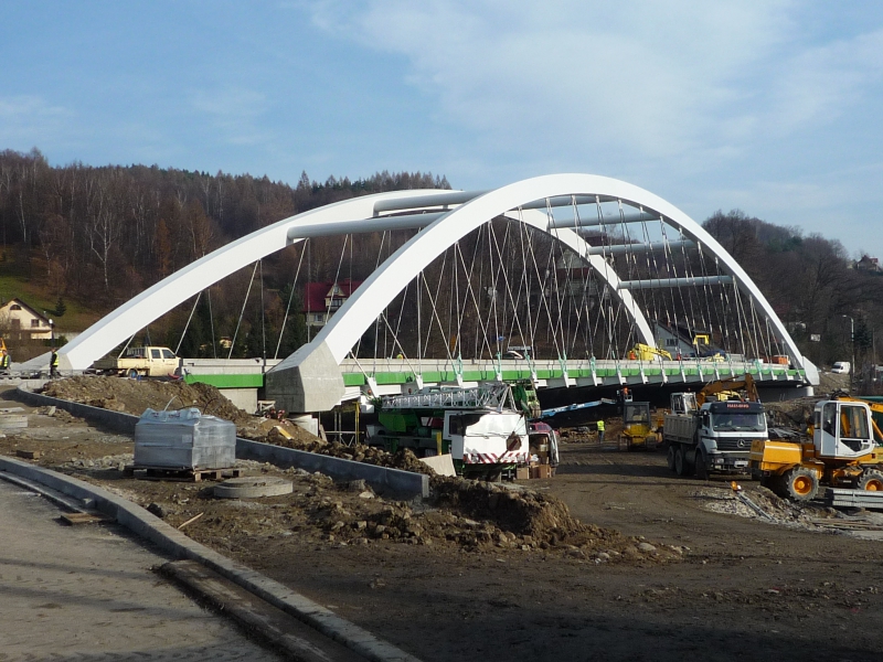 Prestressed steel structures