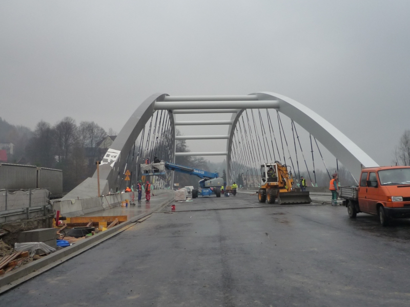 Prestressed steel structures