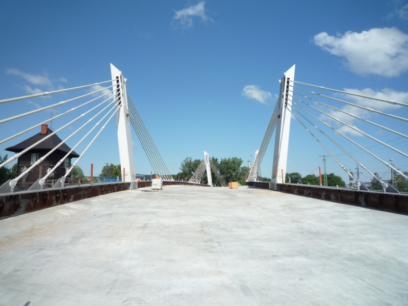 Prestressed steel structures