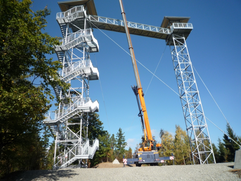 Prestressed steel structures