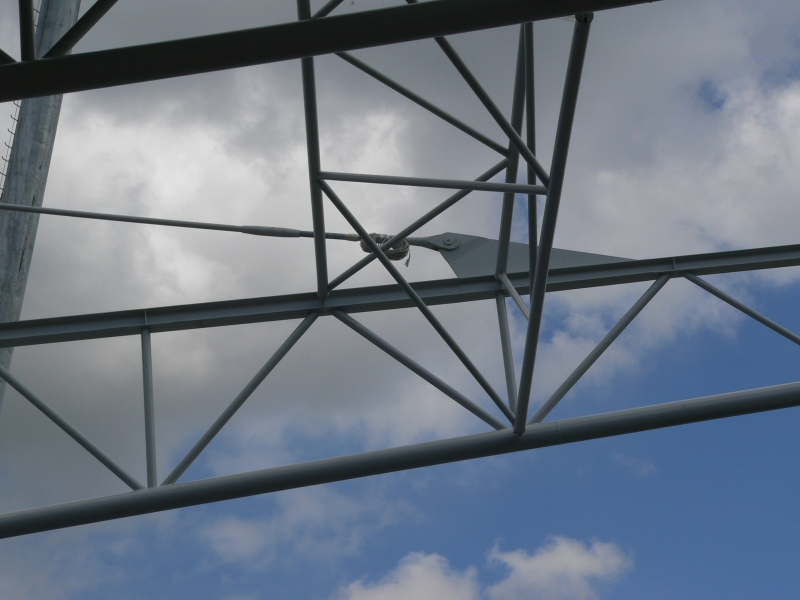 Prestressed steel structures