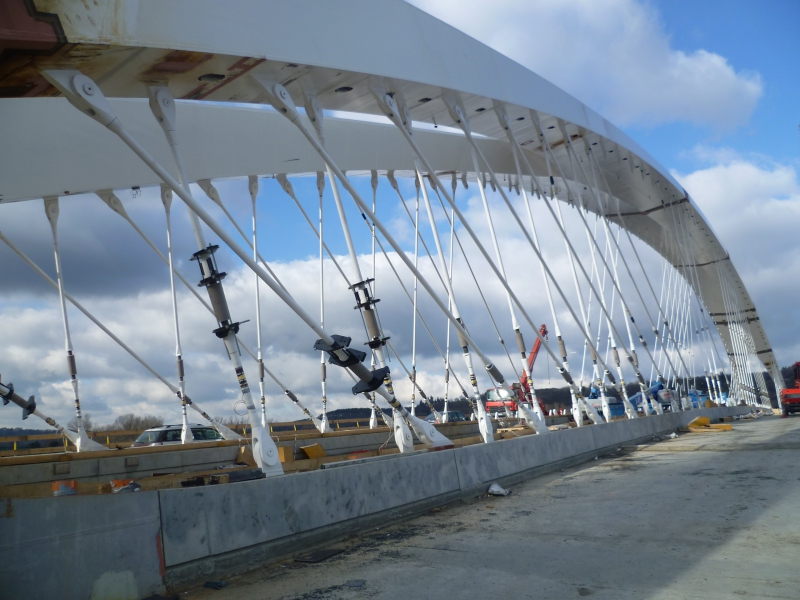 Prestressed steel structures