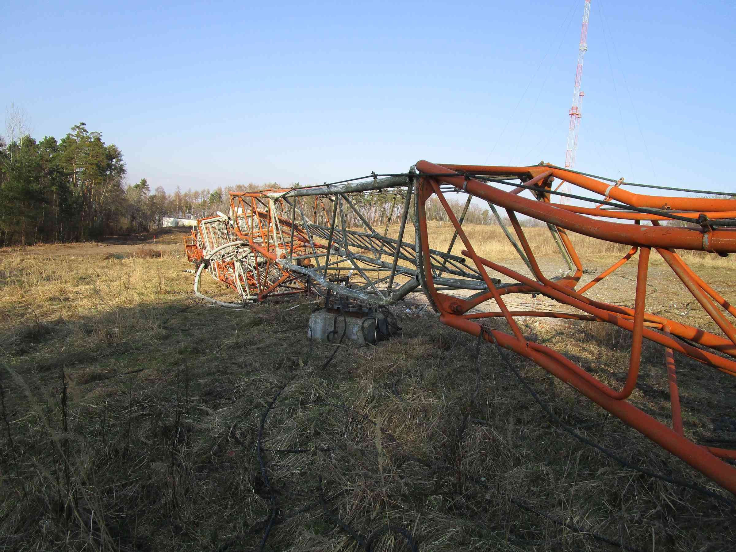 Proběhla demolice čtyř kotvených stožárů