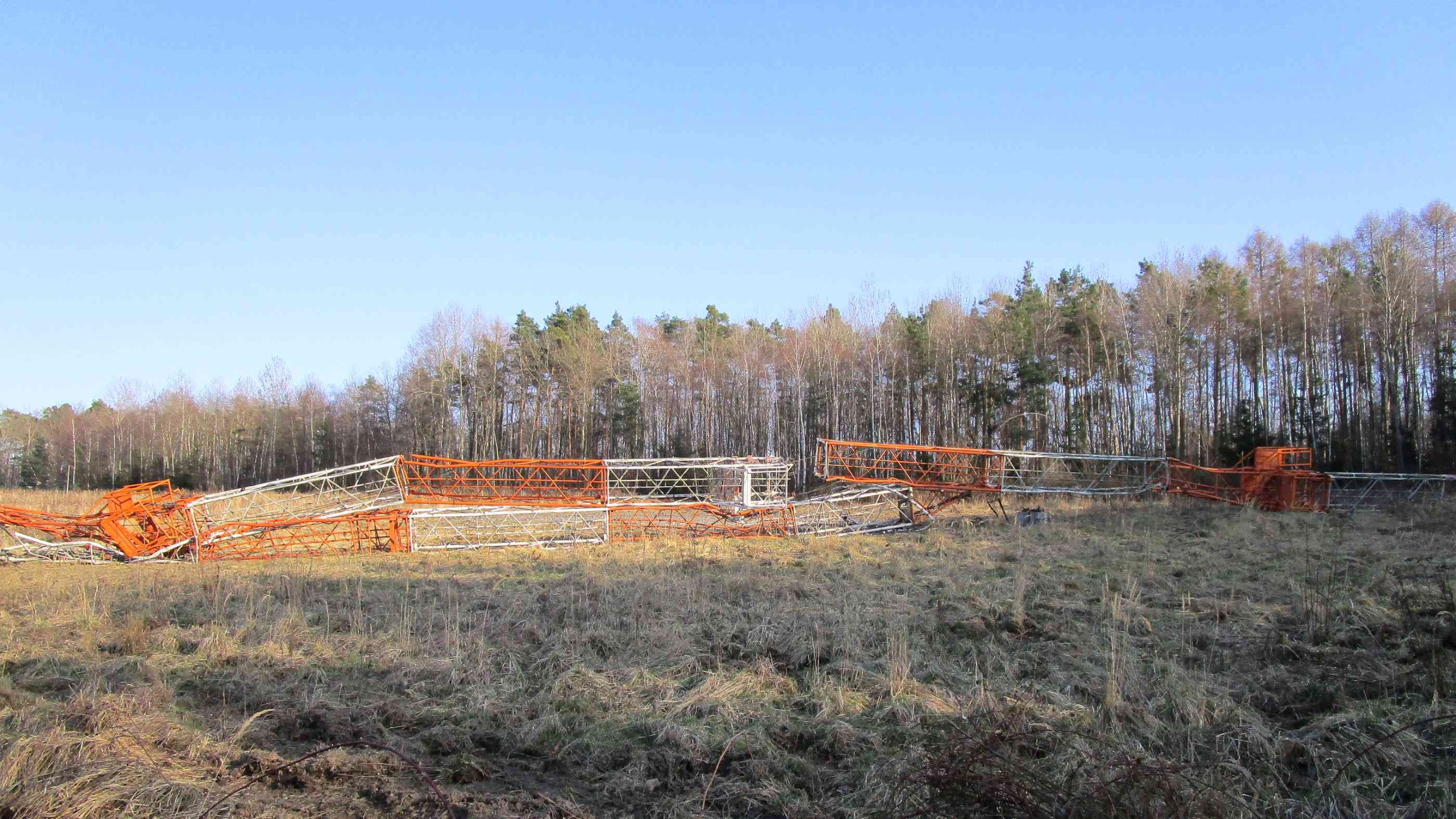 Proběhla demolice čtyř kotvených stožárů